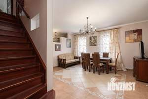 Коттедж 240м², 2-этажный, участок 7 сот.