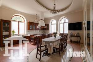 Коттедж 900м&sup2;, 4-этажный, на длительный срок, 